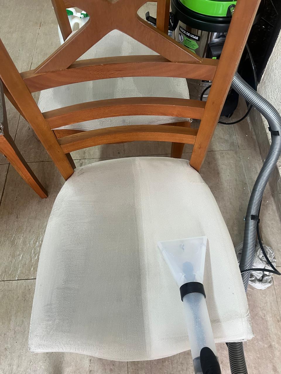 Limpeza profissional de cadeira estofada